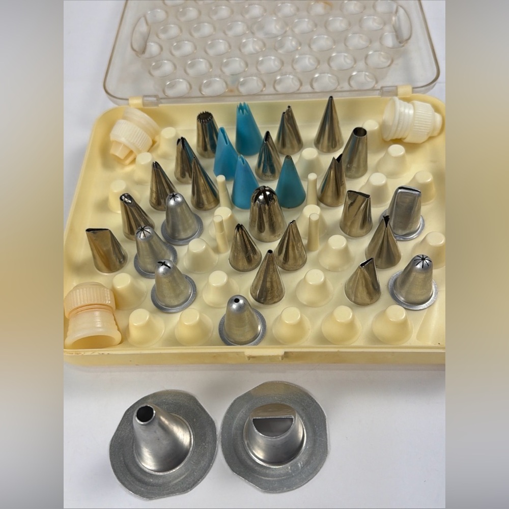 Ateco 33 Piece Cake Decorating Tube Tip Set in case